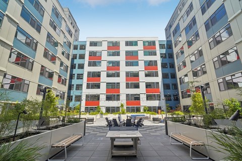 Vicino - Courtyard